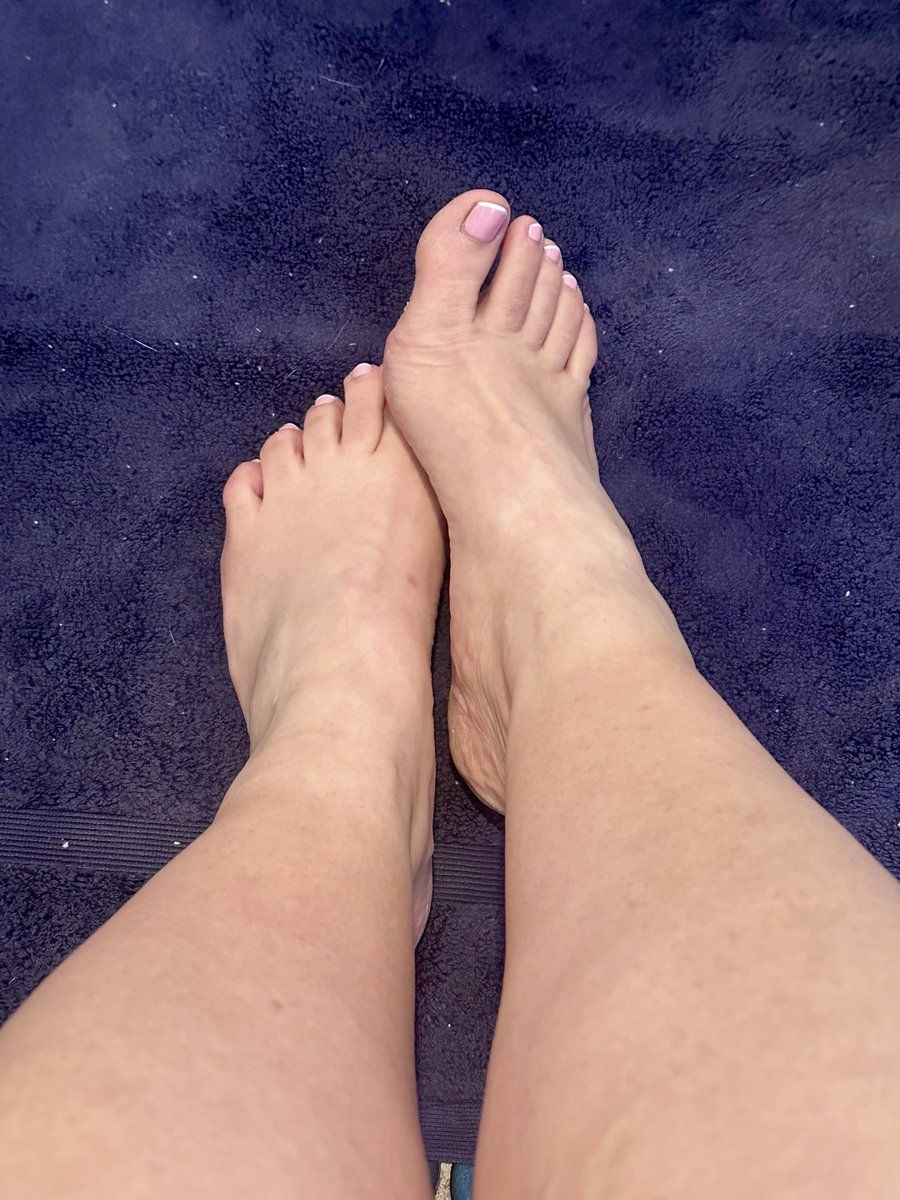 theEllieMaexo's tweet photo. It’s been a hot minute… but I’m back! 👋 So happy with how this cute pedi turned out… what do you think? 🤩💓 Would you like to see these toes, and all of me? 😉 Extra availability over the next week or so, don’t be shy, text me to secure your time! 0419 843 380📱 https://t.co/nfzL629yit