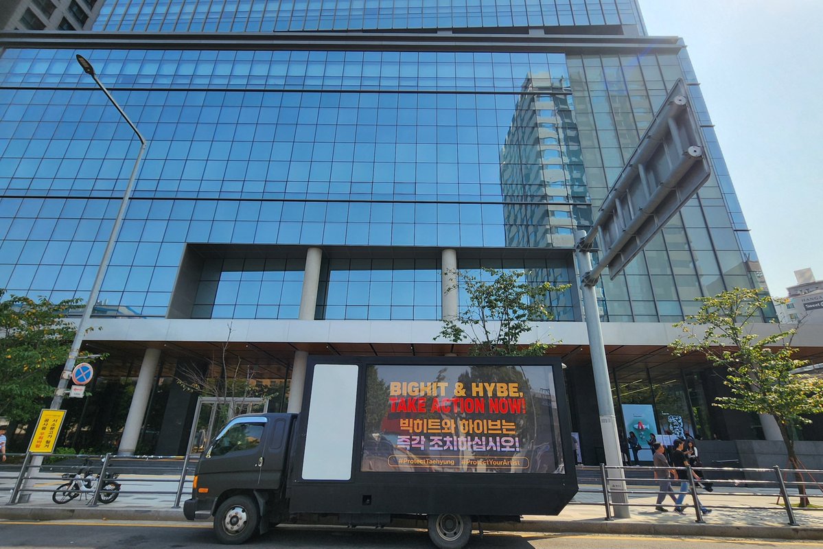 Protect_THV's tweet photo. OUR TRUCK IS SHINING BRIGHT 

Taehyung’s fans want Taehyung safe

WE DEMAND HYBE/BIGHIT TAKE THESE THREATS SERIOUSLY!

@HYBEOFFICIALtwt @bts_bighit 

PROTECT TAEHYUNG 
PROTECT YOUR ARTIST
BIGHIT AND HYBE TAKE ACTION
#ProtectTaehyung #ProtectYourArtist https://t.co/CEm9QRaZ8P