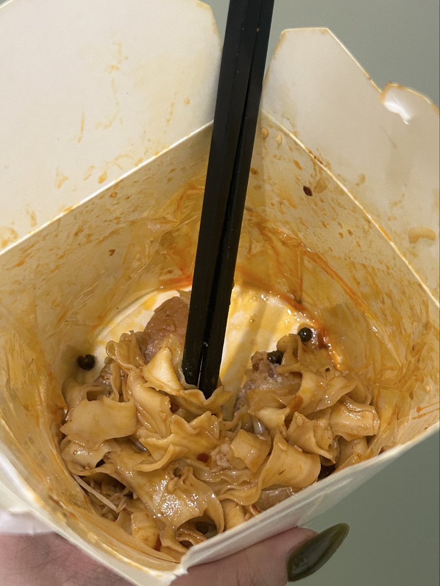 looookmai's tweet photo. กินหมดแล้วอยากกินอีก บอกเลยจะตื่นมาสั่งตอน 11 โมงทุกวัน สภาพน้องตอนมาถึงแอบกล่องและถุงเละ (เพราะส่งไกล) แต่ไม่มีผลกับความอร่อย เส้นยังเหนียวนุ่ม รสยังเข้มข้น เดือนนี้ฟินมื้อนี้สุดละ เส้นเอย รสชาติเอย

สั่งเถอะ อร่อยจะเครซี่ พิกัด📍https://t.co/w8WtrEP9vM รีวิวได้ 4.8 จาก 2,500+ https://t.co/a45xrNRQwa
