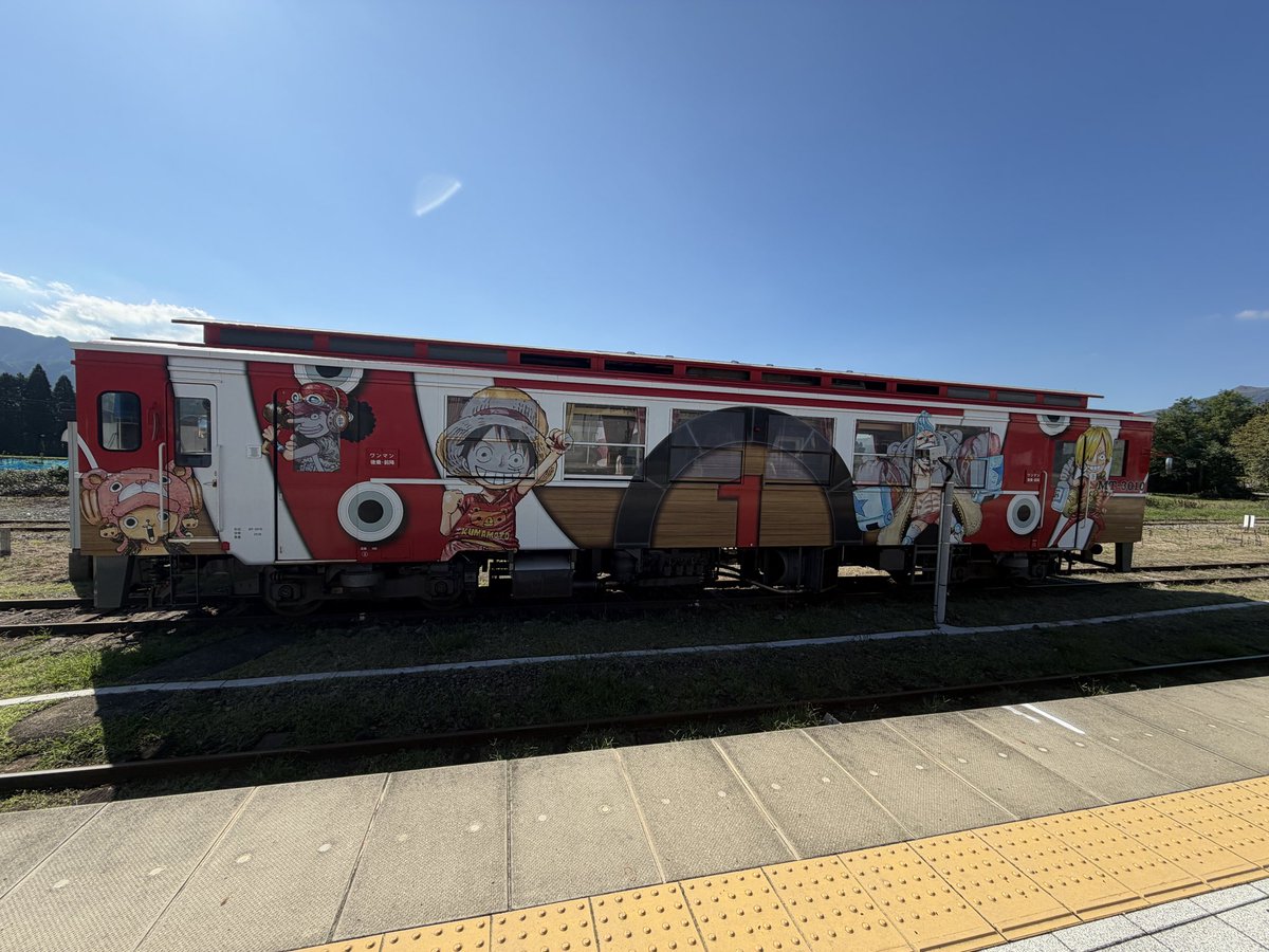 okinanju's tweet photo. 高森駅にスーパーなアニキがいたぜ！！！
スーパーなアニキとスーパーなラッピング車両と尾田先生のメッセージとスーパーづくしなスーパーだったぜい！！！
スーーーーーープァアーーーーーー！！！！
🌊🌊🌊🌊🌊🌊🌊🌊🌊🌊🌊🌊🌊🌊
#フロサポ熊本行くモン
#フロサポ熊本で馬かもんロッソ https://t.co/H81ki0jGXM