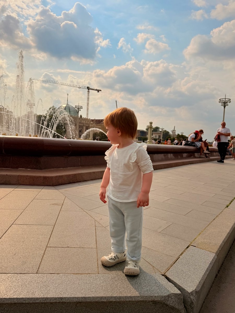 CraigBratef7r's tweet photo. 2026년 7월 17일 Ольга Цыганок | Жизнь | АУТИЗМ | Мысли в слух…님의 사진. 아기, 분수, 공원, 텍스트가 담긴 이미지일 수 있습니다. https://t.co/aTgBFs3qu9