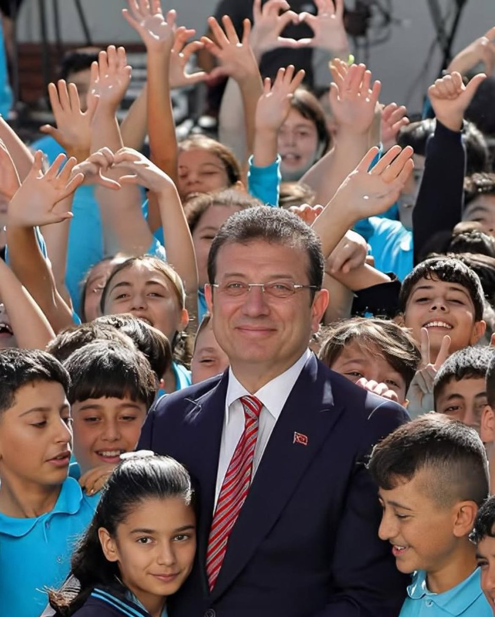 Musellim1962's tweet photo. 560 milyar yolsuzlugu var dediler iddianameye bile koyamadilar
Kasalarda para cikti dediler
Hepsi yalan cıktı
Kanit var dediler,yalanci tanik çiktı
Ekrem imamoglu'nu kendi soyguncunuzla karıstirmayin
Bir tane gecerli kanıt yok ortada https://t.co/wZGYfJJGvR