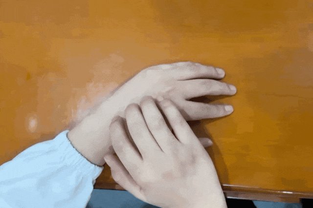 joungse00's tweet photo. [Gambling, tugging, plucking, pinching—small, raw moments that feel like quiet, hidden edges of life.]， https://t.co/VjWn7xgVMj