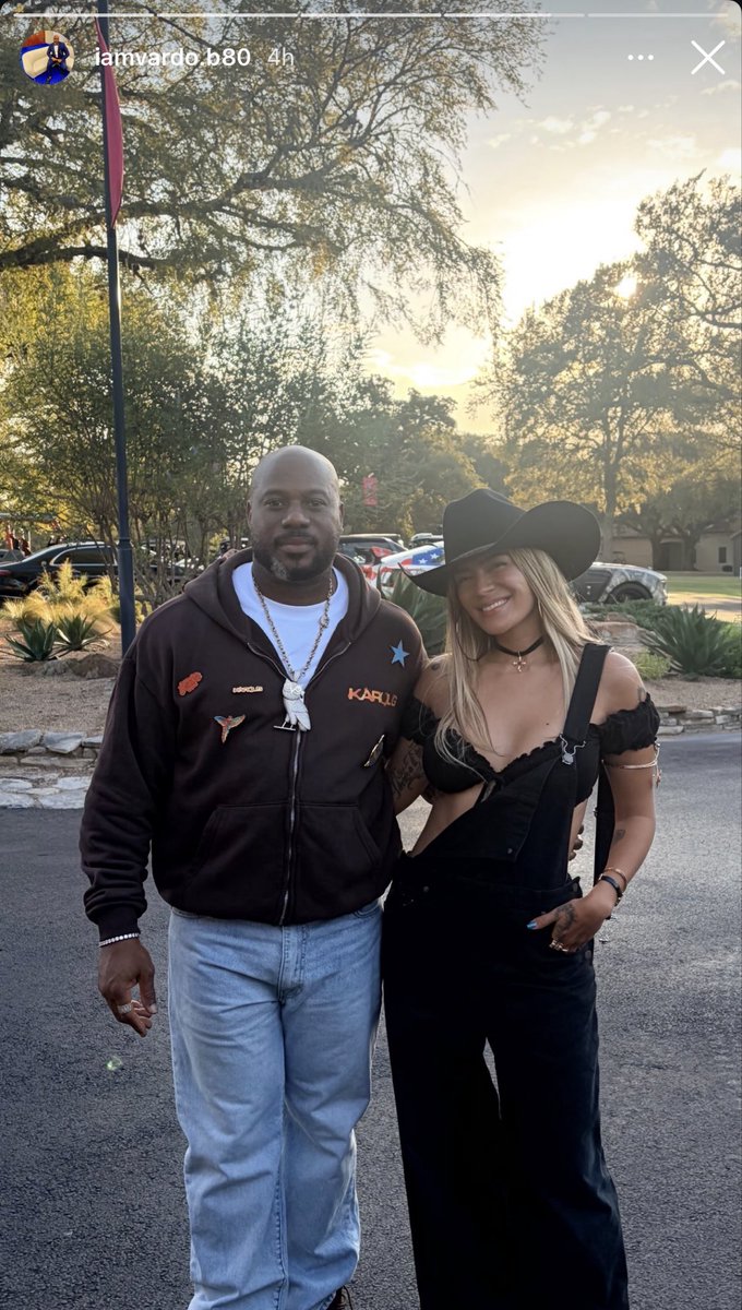 CousinTinoBack's tweet photo. 🚨 KAROL G SPOTTED AT DRAKE’S TEXAS RANCH?! 👀

It looks like Bruno Mars might have to work a little harder! 😂

Karol G appears to have been enjoying herself at Drake’s Texas ranch, and in this photo, she’s seen posing alongside Drake’s Drinks mixologist, Lavardo, outside the estate. 🏡🔥

👀 No word on the full context behind the visit, but Karol G being spotted at Drake’s spot definitely has people talking!

📸 Check out the photo below and let me know what y’all think!
