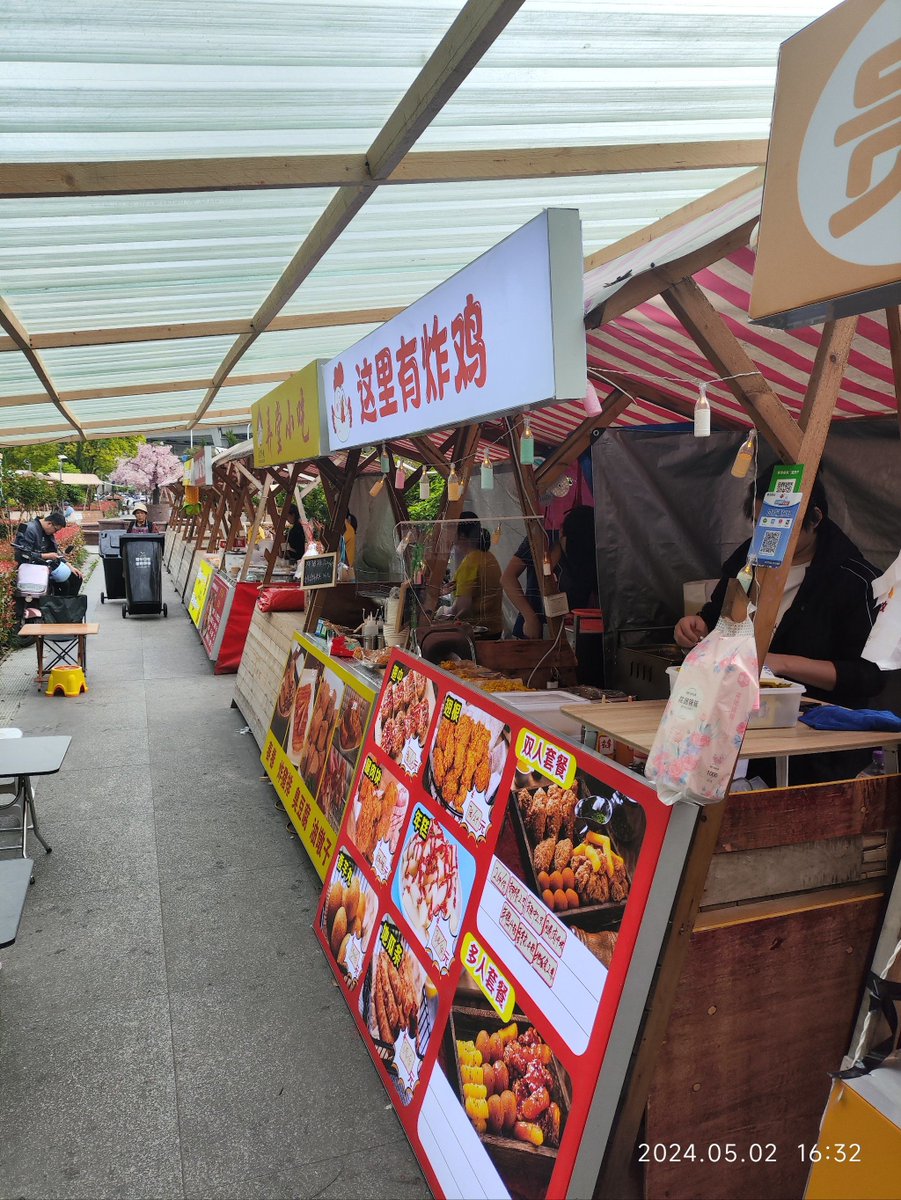 led0625's tweet photo. I'm at a market stall watching people stir-fry the dish, where the stall name has "炒偃翟" on its sign—super intriguing! https://t.co/paGyr7wQTd