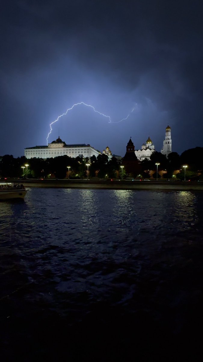 FefiBermu's tweet photo. Today’s storm over Moscow https://t.co/IEg0LN13sl