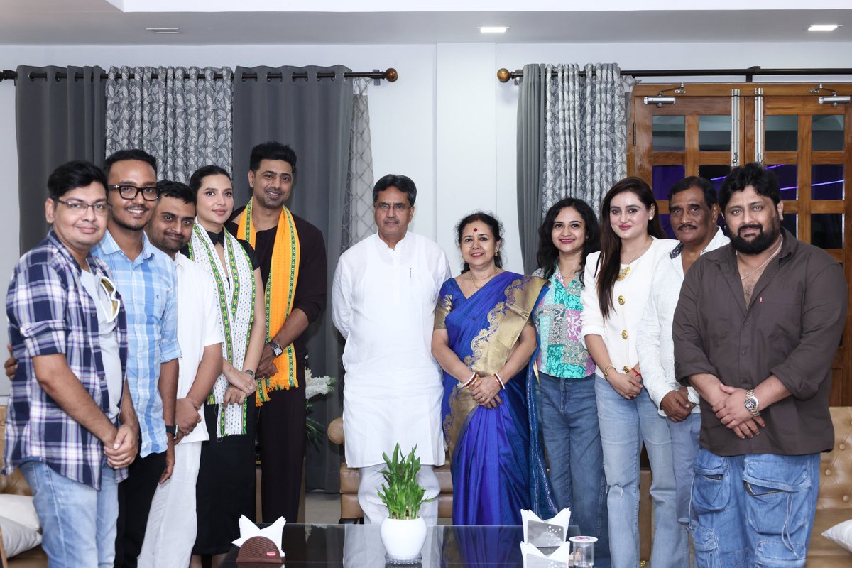 devpl_official's tweet photo. Team #DeSu7 had the honour of meeting the Hon’ble Chief Minister of Tripura, presenting him with the special DeSu7 Golden Ticket, followed by a wonderful dinner reception at his residence.

Grateful for the gracious welcome &amp; a truly memorable evening!

#DeSuTour #Tripura https://t.co/wVCp8BHhTr