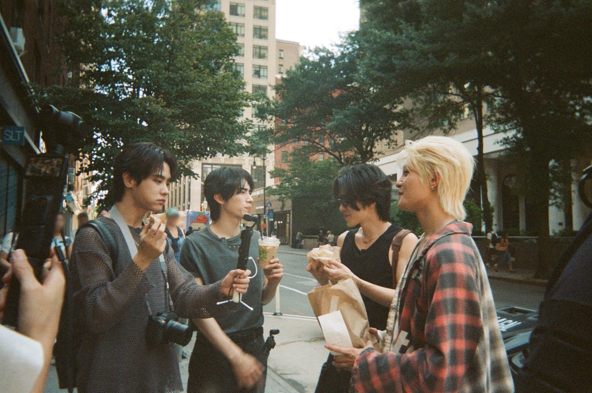 WayV_official's tweet photo. 📸 in NY

EVERYTHING, ALL AT ONCE, NEO
https://t.co/2yfSvTGNph 

#WayV #威��V #鸢
#WayV_VisionWings
#NCT_10TH_ANNIVERSARY https://t.co/8JHyIb3A9o