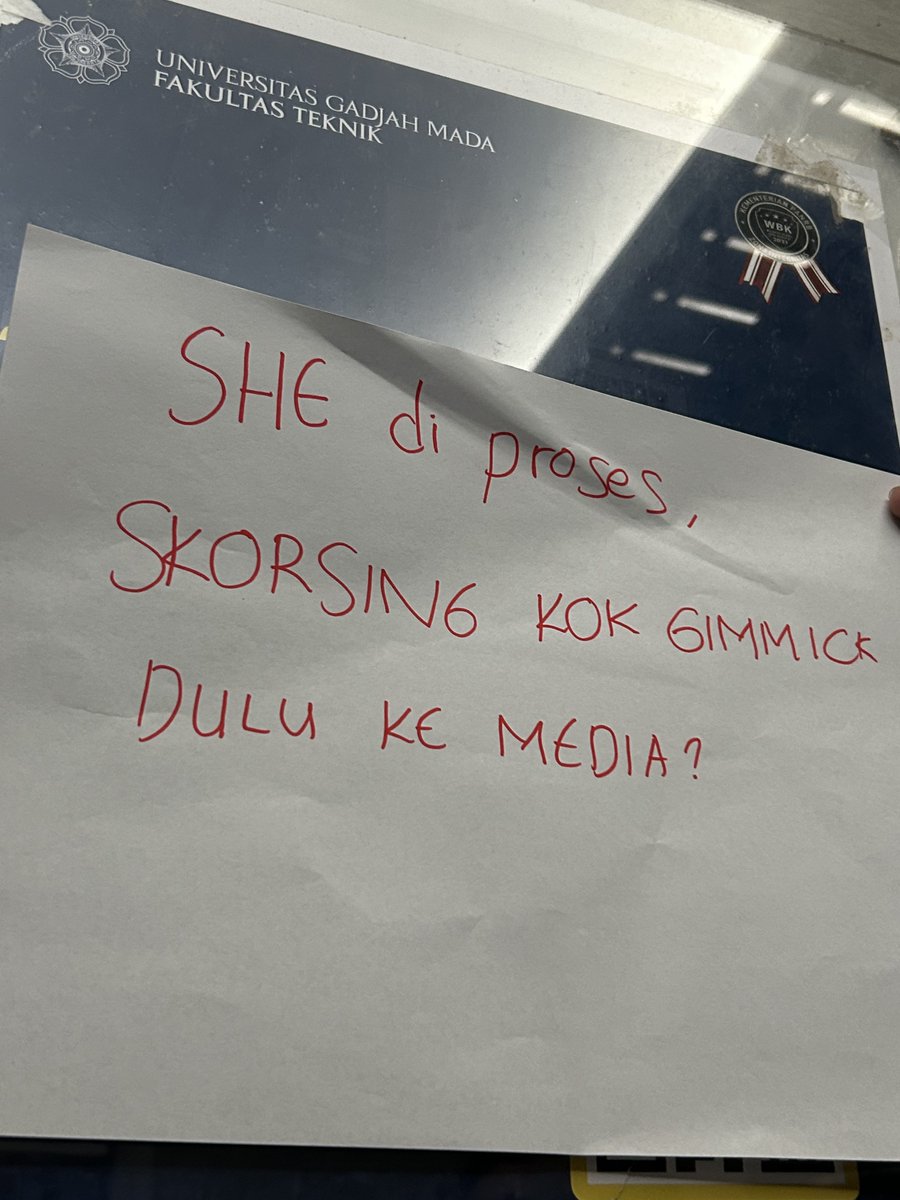 snowlovesmoon's tweet photo. Mereka bahkan taruh poster jika terjadi Kasus KS, namun MENGAPA harus viral dulu? mengapa harus rame dulu baru bertindak? mengapa harus tunggu banyak korban yg speak up dan bukti” yang beredar? mengapa hrus menunggu kami yang melawan sampai kami harus speak up dlu bru brtindak? https://t.co/HOClFxvedF