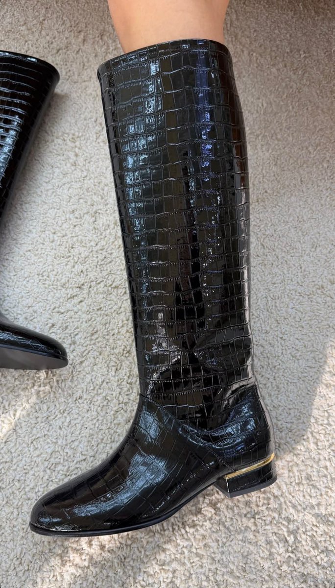DubaiStyleChic's tweet photo. Sleek, timeless, and effortlessly elegant. The glossy black croc texture makes these boots a statement piece. 🖤 https://t.co/gxi997SDwy
