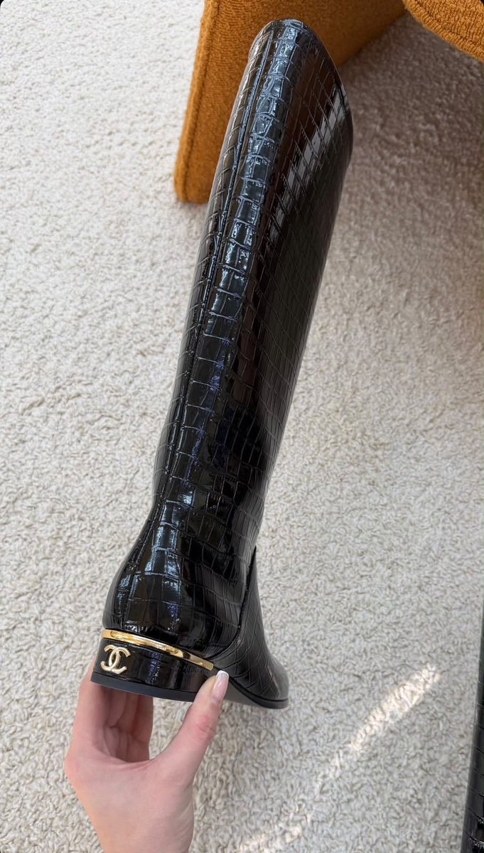 DubaiStyleChic's tweet photo. Sleek, timeless, and effortlessly elegant. The glossy black croc texture makes these boots a statement piece. 🖤 https://t.co/gxi997SDwy