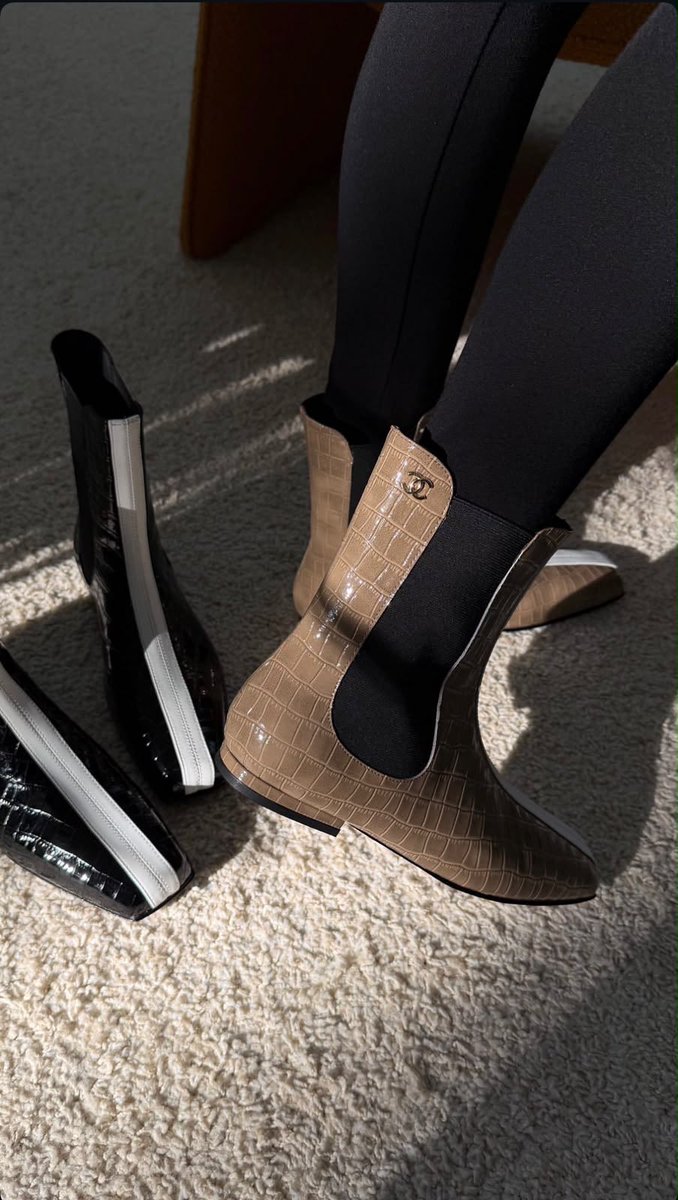 DubaiStyleChic's tweet photo. Sleek, timeless, and effortlessly elegant. The glossy black croc texture makes these boots a statement piece. 🖤 https://t.co/gxi997SDwy