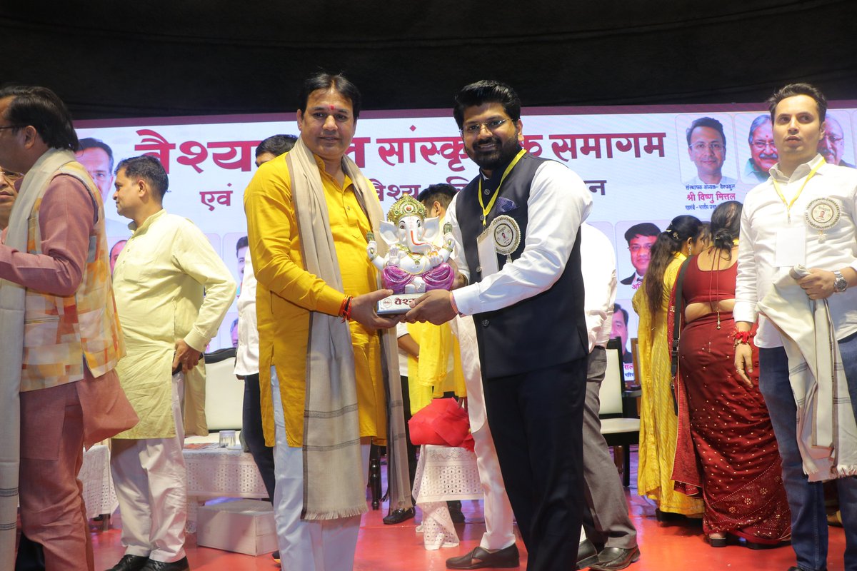 vaishykul's tweet photo. विशेष अतिथियों के साथ संवाद और सम्मान के कुछ महत्वपूर्ण क्षण। ✨

कार्यक्रम में शामिल हुए हमारे सम्मानित अतिथियों के साथ मुलाकात की कुछ खास झलकियाँ। 🙏

#Vaishyakul #VaishyaCommunity  #CulturalEvent #VaishyakulUday #NewDelhi https://t.co/QfvS2HeslL