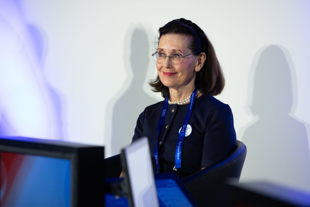 escardio's tweet photo. Yesterday in Milan, Commissioner @OliverVarhelyi @escardio @EASDnews and @EASOobesity welcomed the launch of the first-ever #EUScreeningWeek at a press conference.

ESC President, Cecilia Linde: "For too long, a person’s chances of preventing cardiovascular disease have been influenced by factors beyond their control, including where they live, their gender, or their socioeconomic circumstances. Screening is our chance to change that. By identifying risk early and connecting people with timely care, we can help ensure that everyone has an equal opportunity to live a longer, healthier life."
 
Read the press release 👉 https://t.co/0FOGmM8GmS
 
#EUScreeningWeek #WorldHeartDay @LindeCecilia