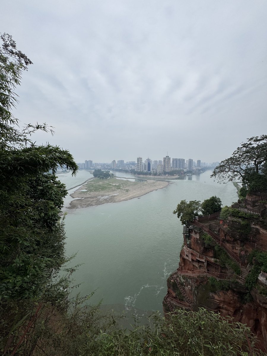 TimeToGlow3's tweet photo. 乐山 https://t.co/9FuD6yQT9f