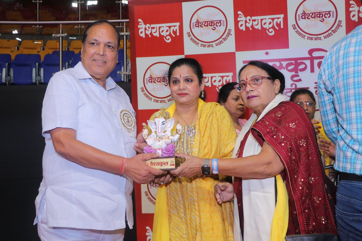 vaishykul's tweet photo. विशेष अतिथियों के साथ संवाद और सम्मान के कुछ महत्वपूर्ण क्षण। ✨

कार्यक्रम में शामिल हुए हमारे सम्मानित अतिथियों के साथ मुलाकात की कुछ खास झलकियाँ। 🙏

#Vaishyakul #VaishyaCommunity  #CulturalEvent #VaishyakulUday #NewDelhi https://t.co/QfvS2HeslL
