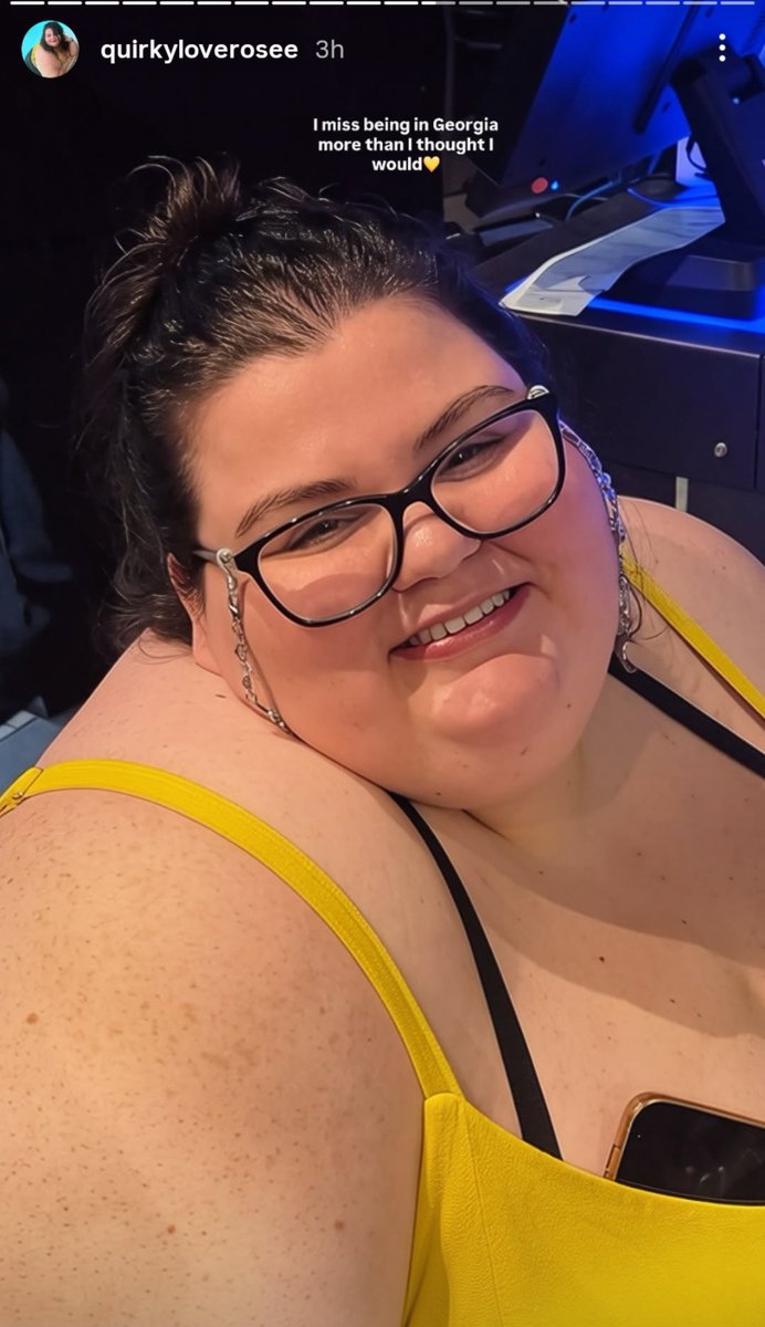 Nikitee01's tweet photo. WHERE ARE WE #QLR? Dropping hints you shouldn't be I think 👀... Eyebrows gelled & light makeup on I see.. filthy hair still filth. Rosie hates filters so if this ain't a filter you got makeup on & who's room is this? #quirkyloverosee https://t.co/anSztS066m