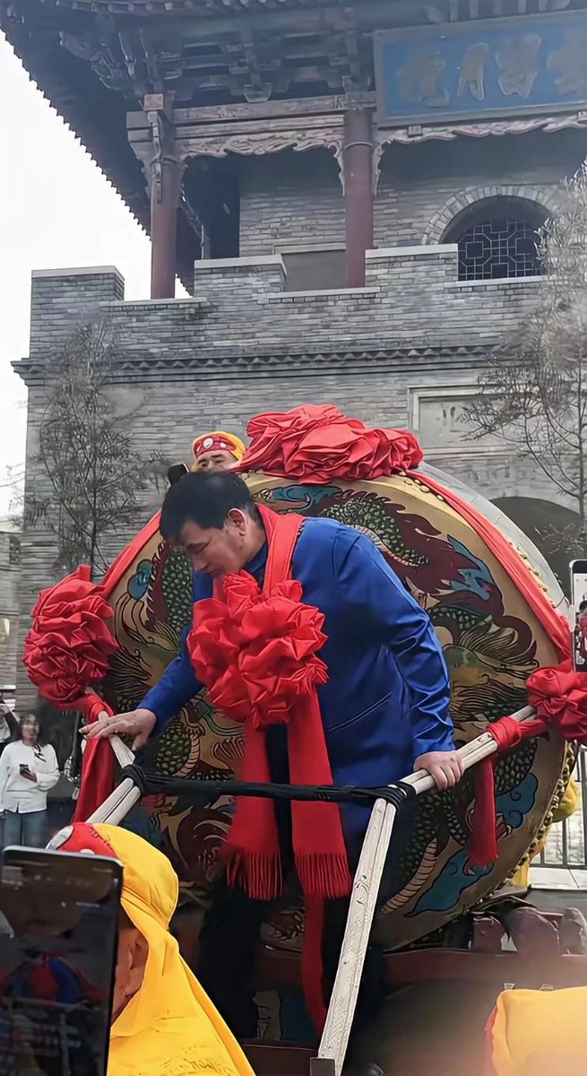 Nurhida31394765's tweet photo. When the village elder gives the signal, warriors’ spears dao and drums du shake the land—thunderous energy pulses through the mountain hamlet. https://t.co/DaW0xT9LvY