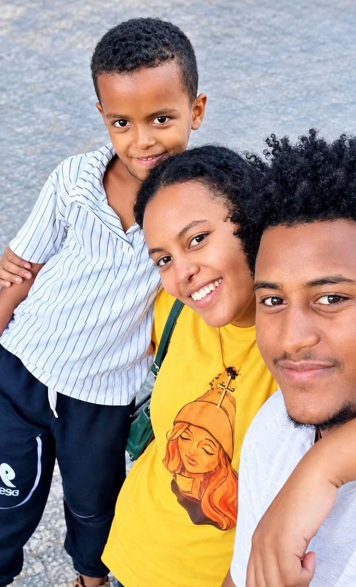 TedrosGBelay2's tweet photo. An entire family was reportedly killed in Alamata by Ethiopian National Defence Force bombardment.
Abiy is once again presiding over the killing of Tigrayans.
#Tigray #Alamata #TigrayWar #StopTheWar #ProtectCivilians #CivilianProtection #HumanRights #Accountability https://t.co/9ZvXrYiMar
