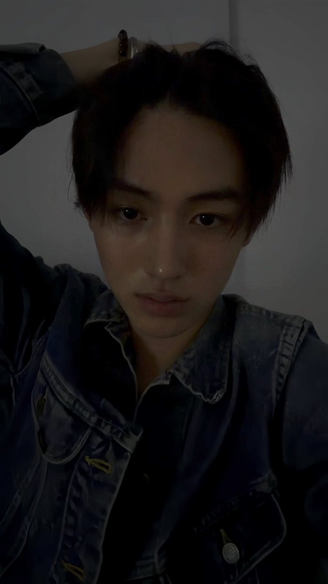 adekseonghyeonn's tweet photo. denim suits him so damn well😭 https://t.co/8OTS3bmRL3