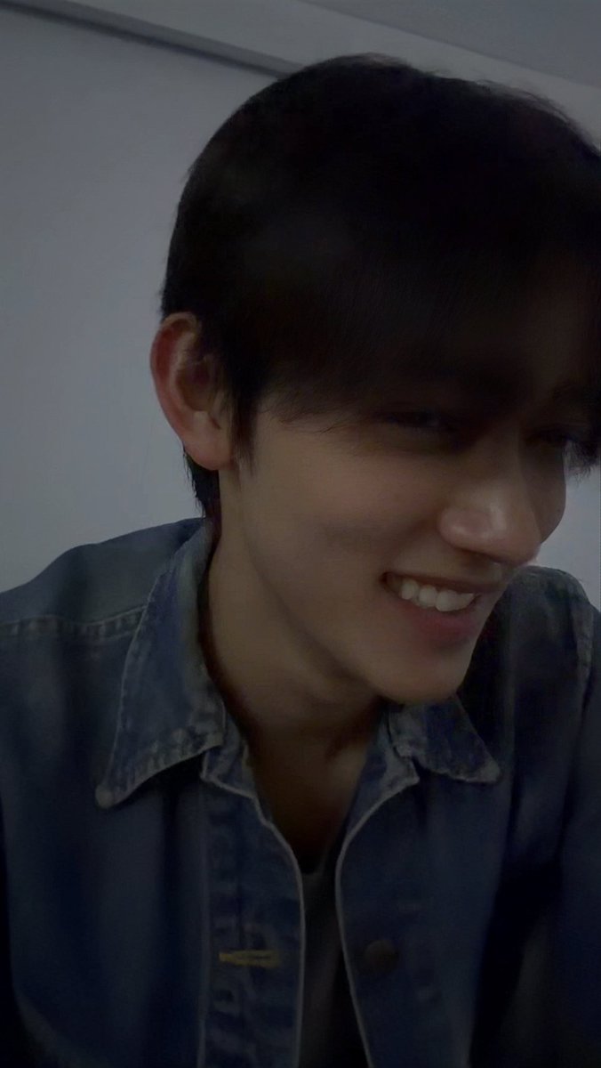 adekseonghyeonn's tweet photo. denim suits him so damn well😭 https://t.co/8OTS3bmRL3