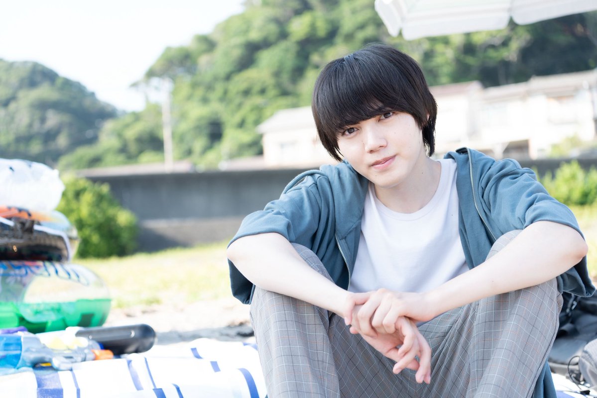 dramaDiVEP_ytv's tweet photo. ☆☆陽キャ集団にいる芹沢は、
　　　俺の前だと様子がおかしい☆☆

⋱ 🏖️撮影合間のオフショット🛟 ⋰

🏫#陽キャ集団 と楽しい夏の思い出🎬
TVerにて第𝟖話見逃し配信中！🩵
https://t.co/jE6qHWXXpm

#小泉光咲(#原因は自分にある。)#四坂亮翔
#木村魁希 #田中笑太郎(#DXTEEN) #葉山侑樹

読売テレビ ドラマDiVE枠
毎週月曜 深夜1時29分～

#PopularSerizawaActsWeirdAroundMe