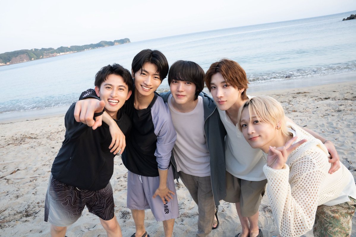 dramaDiVEP_ytv's tweet photo. ☆☆陽キャ集団にいる芹沢は、
　　　俺の前だと様子がおかしい☆☆

⋱ 🏖️撮影合間のオフショット🛟 ⋰

🏫#陽キャ集団 と楽しい夏の思い出🎬
TVerにて第𝟖話見逃し配信中！🩵
https://t.co/jE6qHWXXpm

#小泉光咲(#原因は自分にある。)#四坂亮翔
#木村魁希 #田中笑太郎(#DXTEEN) #葉山侑樹

読売テレビ ドラマDiVE枠
毎週月曜 深夜1時29分～

#PopularSerizawaActsWeirdAroundMe