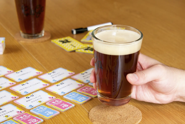 app_beer_log's tweet photo. 【新作クラフトビール情報🍺】
🧩🍺累計35万部のボードゲーム『たった今考えたプロポーズの言葉を君に捧ぐよ。』で知られる謎解き・ボードゲームメーカー「ClaGla（クラグラ）」が、まさかのクラフトビール「ClaGla センバビール」を10月8日(木)発売！

🎲醸造は澄川麦酒が担当、ただの新作ビールでは終わらないのがClaGlaらしさ。「ナゾ付きビアグラス」セットや、解かないと飲めない"謎解きブリューイング"セットなど、遊び心満載のラインアップを用意🍻同日18時からは発売記念イベント「SEMBA BEER NIGHT 2026」も開催

📍イベントはSGS HALL（札幌市中央区）18:00〜22:00、ビール1杯付き1,000円／入場のみ500円・申込不要

ボードゲーム会社が本気で仕込んだ一杯、謎解きしながら飲んでみて🙌

#ClaGlaセンバビール #ClaGla #beer #craftbeer #謎解き #澄川麦酒 #SEMBABEERNIGHT #札幌 #クラフトビール #ビール男子 #ビール女子