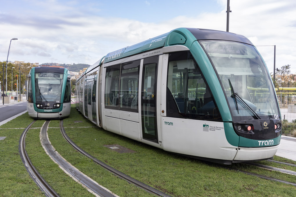 Alstom_es's tweet photo. 🙌🏼¿Te has fijado en que el @TRAM_Barcelona en su nuevo tramo de Glòries a Verdaguer, no tiene catenaria?

Se alimenta por el suelo, a través de un tercer raíl que le suministra la electricidad. Se trata de una tecnología segura y eficiente desarrollada por Alstom llamada APS (Alimentación Por el Suelo).

Un sistema pionero, con más de 20 años de experiencia, que nos permite eliminar la infraestructura aérea e integrar mejor el tranvía en el paisaje urbano. 

Nuestros tranvías ya han recorrido más de 100 millones de kilómetros alimentados por el APS, una solución implantada en 12 ciudades de todo el mundo, entre ellas Dubái, Estambul, Sídney, Burdeos… ¡Y #Barcelona!