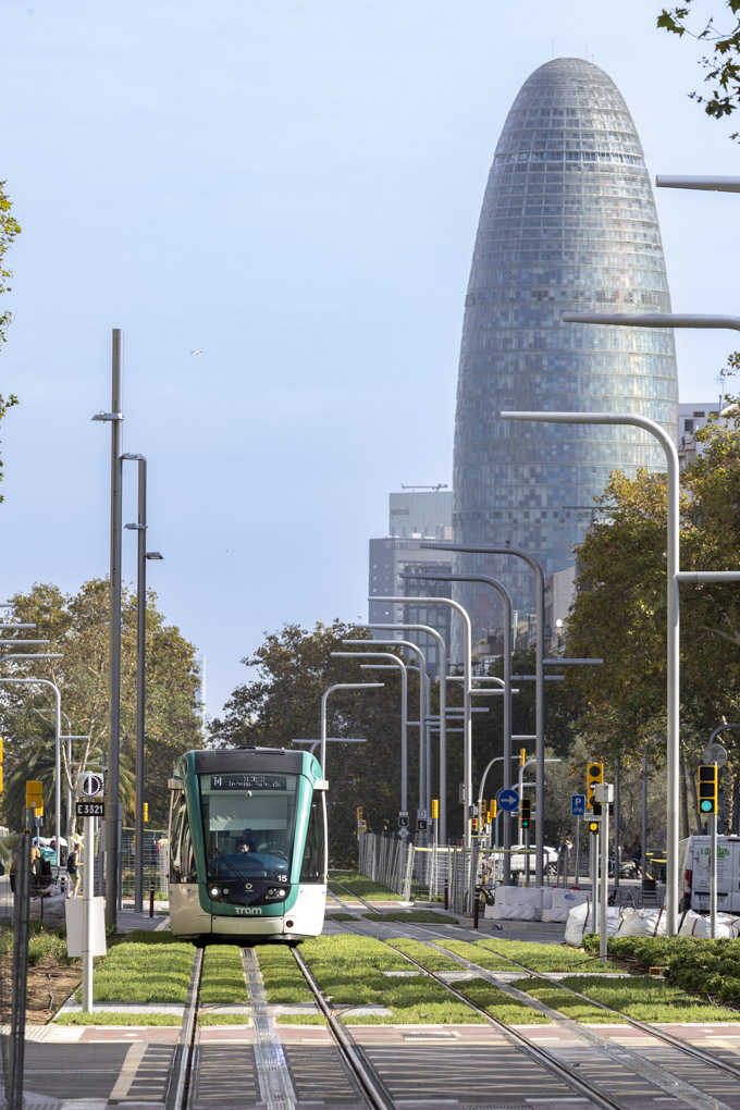 Alstom_es's tweet photo. 🙌🏼¿Te has fijado en que el @TRAM_Barcelona en su nuevo tramo de Glòries a Verdaguer, no tiene catenaria?

Se alimenta por el suelo, a través de un tercer raíl que le suministra la electricidad. Se trata de una tecnología segura y eficiente desarrollada por Alstom llamada APS (Alimentación Por el Suelo).

Un sistema pionero, con más de 20 años de experiencia, que nos permite eliminar la infraestructura aérea e integrar mejor el tranvía en el paisaje urbano. 

Nuestros tranvías ya han recorrido más de 100 millones de kilómetros alimentados por el APS, una solución implantada en 12 ciudades de todo el mundo, entre ellas Dubái, Estambul, Sídney, Burdeos… ¡Y #Barcelona!