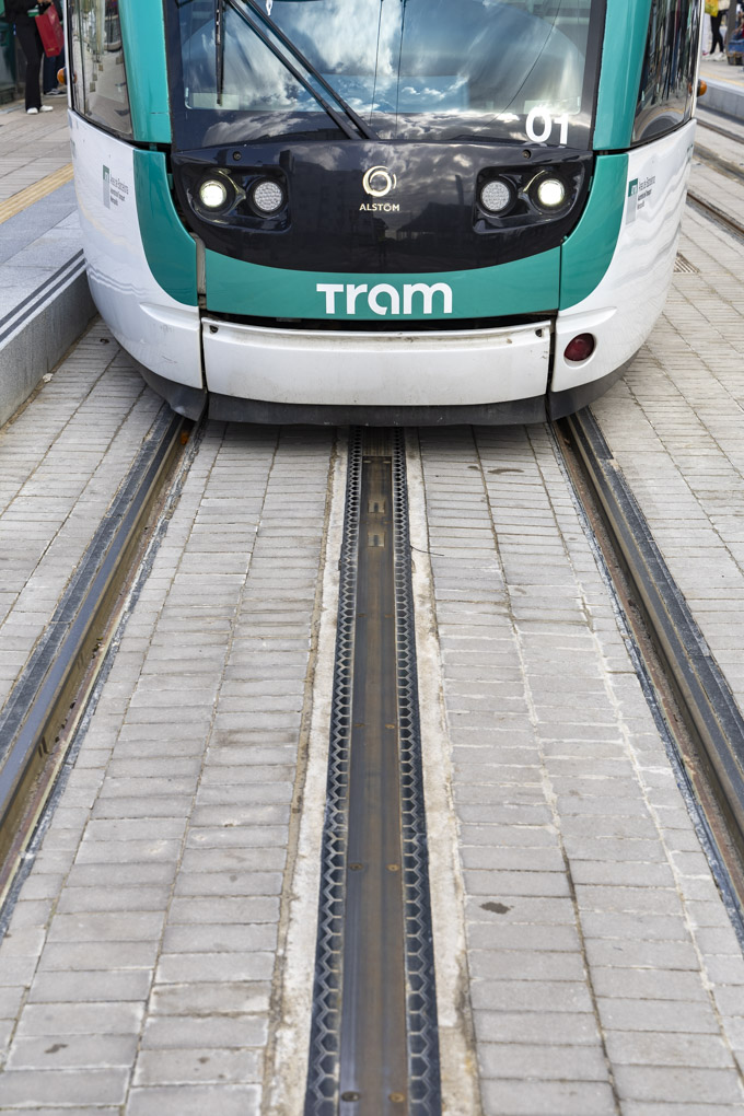 Alstom_es's tweet photo. 🙌🏼¿Te has fijado en que el @TRAM_Barcelona en su nuevo tramo de Glòries a Verdaguer, no tiene catenaria?

Se alimenta por el suelo, a través de un tercer raíl que le suministra la electricidad. Se trata de una tecnología segura y eficiente desarrollada por Alstom llamada APS (Alimentación Por el Suelo).

Un sistema pionero, con más de 20 años de experiencia, que nos permite eliminar la infraestructura aérea e integrar mejor el tranvía en el paisaje urbano. 

Nuestros tranvías ya han recorrido más de 100 millones de kilómetros alimentados por el APS, una solución implantada en 12 ciudades de todo el mundo, entre ellas Dubái, Estambul, Sídney, Burdeos… ¡Y #Barcelona!