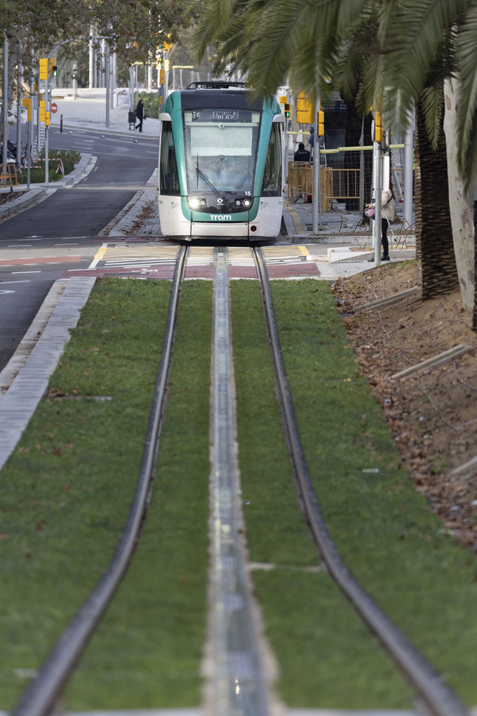 Alstom_es's tweet photo. 🙌🏼¿Te has fijado en que el @TRAM_Barcelona en su nuevo tramo de Glòries a Verdaguer, no tiene catenaria?

Se alimenta por el suelo, a través de un tercer raíl que le suministra la electricidad. Se trata de una tecnología segura y eficiente desarrollada por Alstom llamada APS (Alimentación Por el Suelo).

Un sistema pionero, con más de 20 años de experiencia, que nos permite eliminar la infraestructura aérea e integrar mejor el tranvía en el paisaje urbano. 

Nuestros tranvías ya han recorrido más de 100 millones de kilómetros alimentados por el APS, una solución implantada en 12 ciudades de todo el mundo, entre ellas Dubái, Estambul, Sídney, Burdeos… ¡Y #Barcelona!