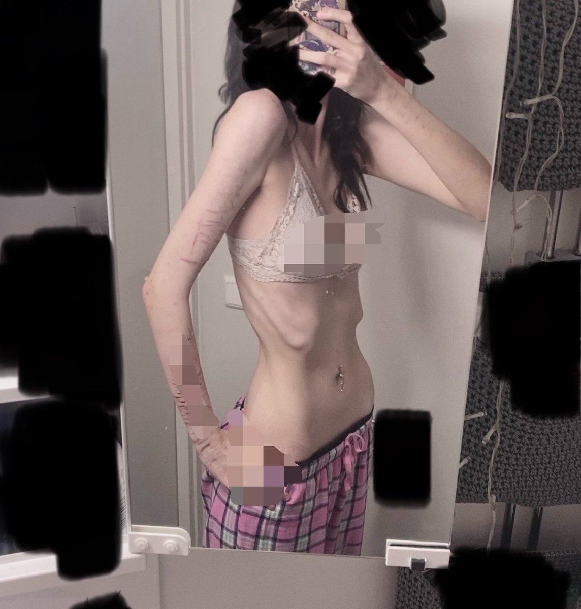 yuvyoon's tweet photo. faaaawwwkk i miss my belly button piercing so much why did you leave me💔💔 https://t.co/fl19oVl09P