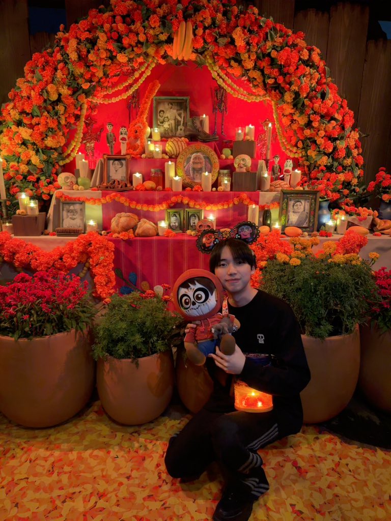 HIIRO_ISHIBASHI's tweet photo. 🏵️ご先祖さまに会ってきた🏵️

#リメンバーミー https://t.co/Zml7mjJvED