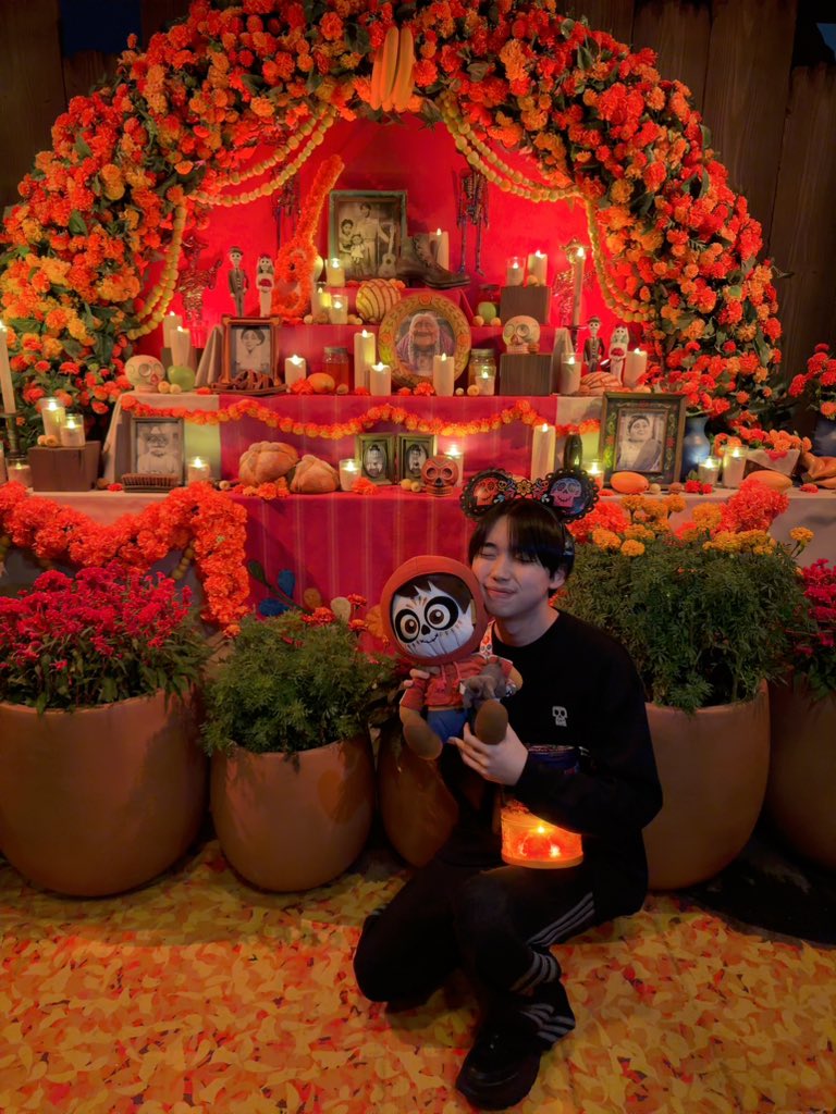 HIIRO_ISHIBASHI's tweet photo. 🏵️ご先祖さまに会ってきた🏵️

#リメンバーミー https://t.co/Zml7mjJvED