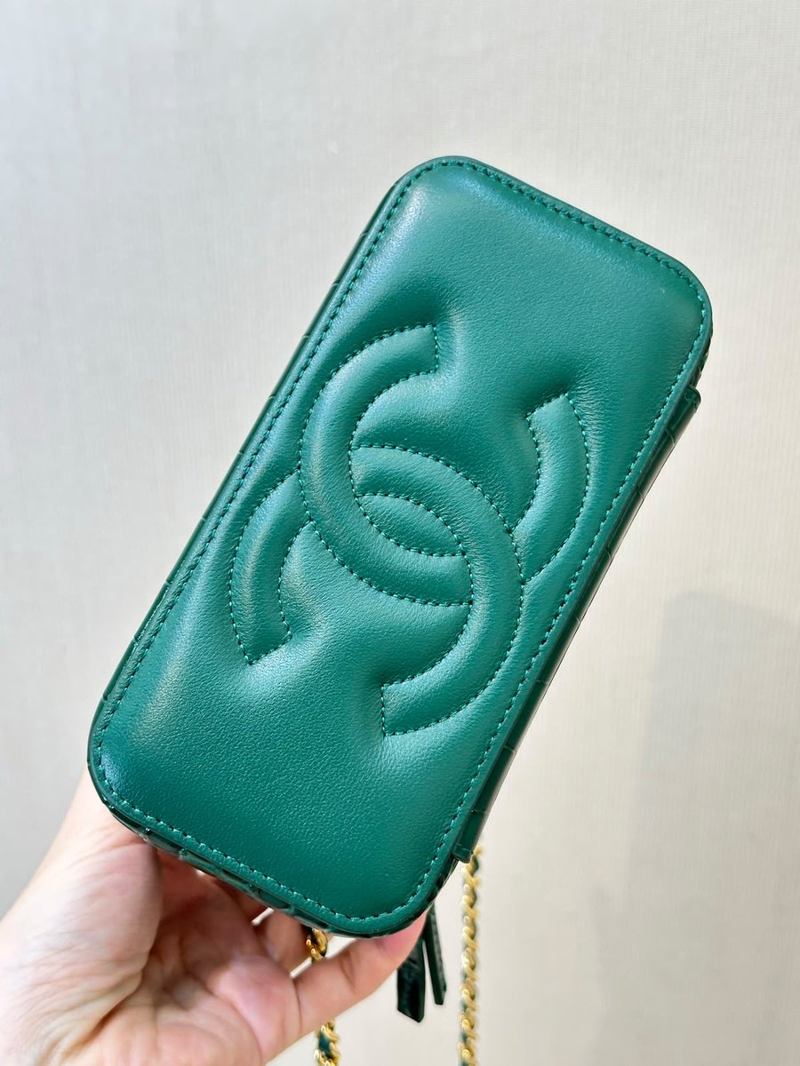 DubaiStyleChic's tweet photo. That deep emerald green with the gold chain is absolutely stunning. Elegant, bold, and timeless. 💚 https://t.co/wqecPTwBxd