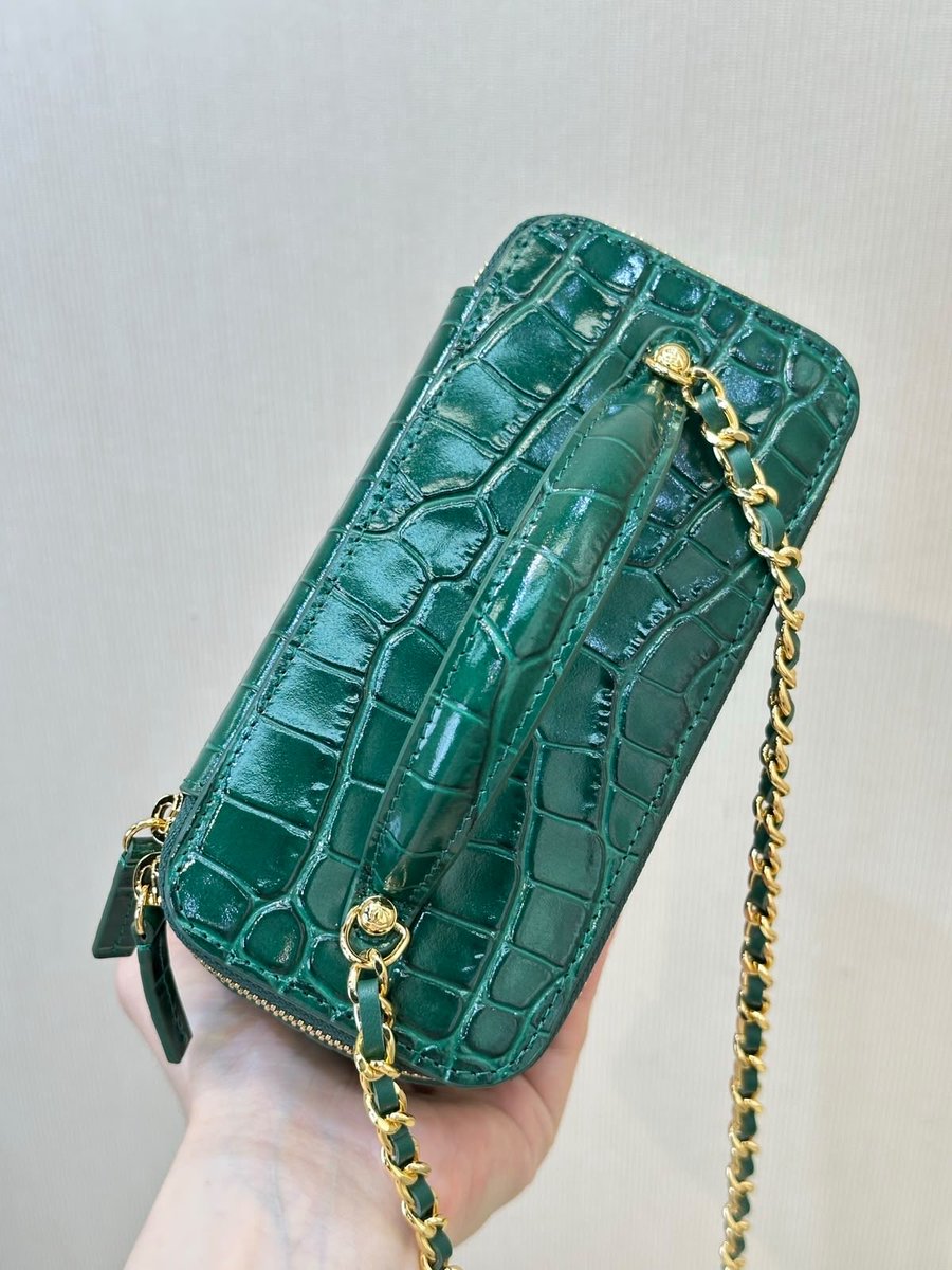 DubaiStyleChic's tweet photo. That deep emerald green with the gold chain is absolutely stunning. Elegant, bold, and timeless. 💚 https://t.co/wqecPTwBxd