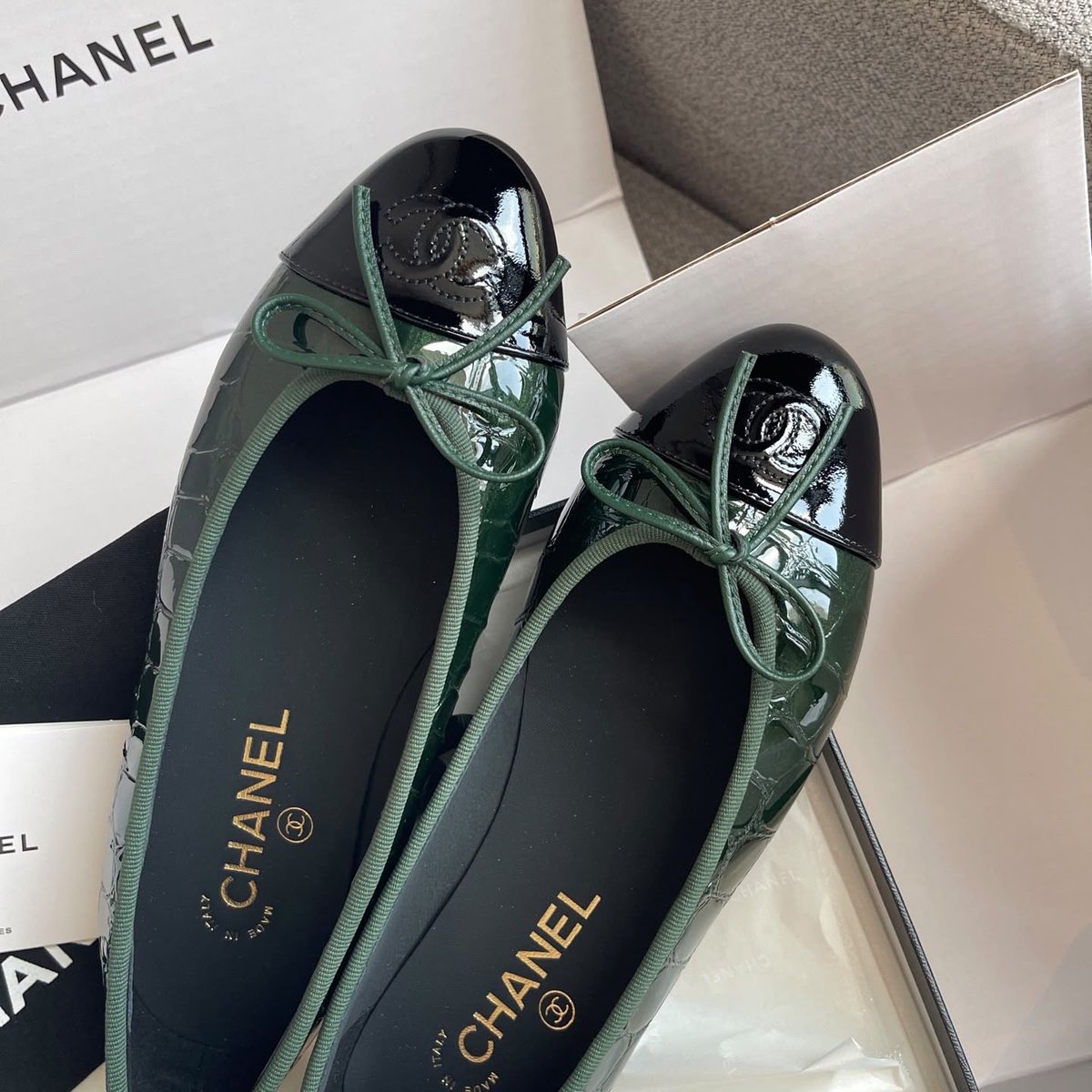 DubaiStyleChic's tweet photo. That deep emerald green with the gold chain is absolutely stunning. Elegant, bold, and timeless. 💚 https://t.co/wqecPTwBxd
