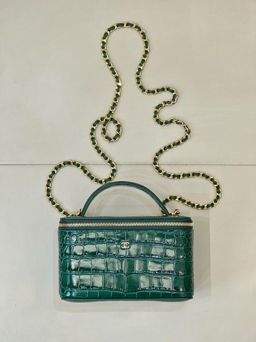 DubaiStyleChic's tweet photo. That deep emerald green with the gold chain is absolutely stunning. Elegant, bold, and timeless. 💚 https://t.co/wqecPTwBxd