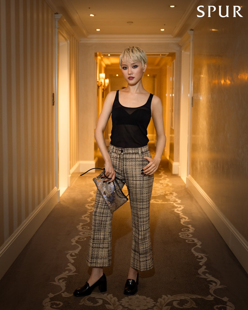 prada_japan's tweet photo. CHISA (XG)が、ミラノのプラダ財団 Deposito で開催された #プラダ 2027年春夏ウィメンズファッションショーに出席。

ショーに向かう直前の様子を捉えました。

#PradaSS27
@XGOfficial_ @SPUR_magazine https://t.co/GfmKhPW7pX