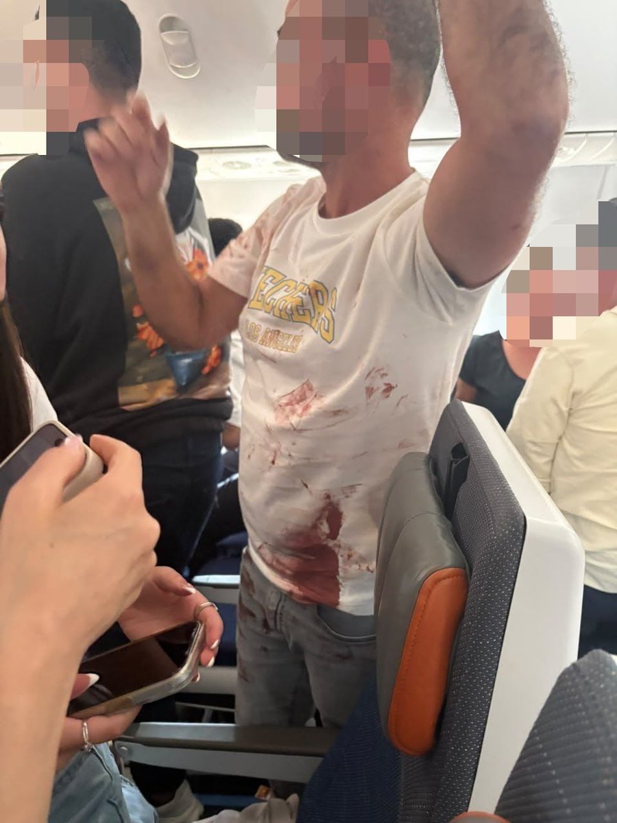 RonallChersan's tweet photo. 🔴 ด่วน ! เที่ยวบิน FZ1073 สายการบิน Flydubai เส้นทาง ดูไบ-เทล อาวีฟ(อิสราเอล) ขึ้นสัญญาณถูกจี้ 

🛩️ เครื่องสูญเสียความสูงถึง 14,000 ฟุต~ 4.2 กม.)ภายในเวลาเพียง 30 วินาที ก่อนลงจอดฉุกเฉินที่ซาอุดีอาระเบีย มีเครื่องบินรบอิสราเอลประกบ

🔴เบื้องต้นพบว่าเกิดการทะเลาะ และตีกันระหว่างกัปตันกับนักบินผู้ช่วย “ฝ่ายหนึ่ง”พยายามแทงอีกฝ่าย สุดท้ายผู้โดยสารช่วยเข้าคุมเหตุการณ์

🔴สื่ออิสราเอลรายงานว่า กัปตันเป็นชาวรัสเซียส่วนนักบินผู้ช่วยเป็นชาวยูเครน 

❌ ยังไม่ทราบปมที่ทะเลาะกัน บ้างรายงานว่ามี “คนหนึ่ง” ใน 2 คนนี้พยายามทำให้เครื่องบินตก อีกฝ่ายจึงเข้ามาห้าม ซึ่งยังต้องรอความชัดเจนอีกที