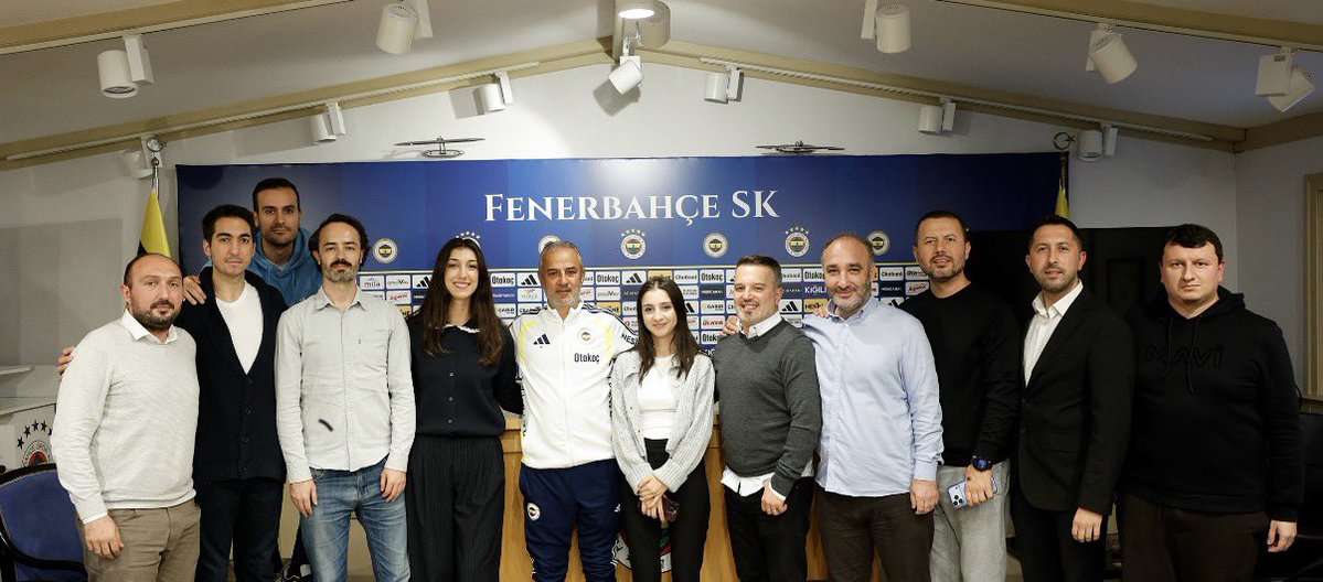 Sametcayir's tweet photo. 🟡🔵 Fenerbahçe Teknik Direktörü İsmail Kartal ile Samandıra’da sohbet toplantısı gerçekleştirdik. @fanatikcomtr 

Millî maç arasını iyi değerlendirdiklerini aktaran Kartal, “Şampiyonluk yolunda futbolcularım takım olarak inançlı. İçerde atmosfer güzel, takımın enerjisi oldukça iyi. İnşallah sezon sonunda bu sene hep birlikte şampiyon olacağız. Bu sezon benim şampiyonluğa inancım çok yüksek. Tıpkı başkanımız gibi ben de bu sene şampiyon olacağımıza inanıyorum. Bu birlikteliği sezon sonuna kadar devam ettirip şampiyon olmak istiyoruz.” dedi.
 
Ön alan baskısı kuran, rakibi hataya sürükleyen ve hücumda set oyununu iyi oynayabilen bir takım olacaklarını dile getiren deneyimli çalıştırıcı, “Ben her zaman mevcut şartlara ve elimizdeki imkanlara bakarak konuşmaya çalışıyorum. Federasyonun 10+4 kuralı var. Biz bu kadroyla kış transfer dönemine kadar gidebiliriz. Takımımızın seviyesi oldukça iyi. Aynı pozisyonlarda oynayan oyuncular arasında büyük farklar yok. Lukaku biraz Muric’e göre fiziksel açıdan gerideydi onu da hallediyoruz. Bu durum aynı zamanda takım içindeki rekabeti artırıyor.” değerlendirmesinde bulundu.
 
Kartal, sakatlığı bulunan Mert Müldür’ün 4-5 hafta içinde iyileşeceğini ifade etti.
 
Elinde çok kaliteli oyunculardan kurulu bir kadro bulunduğunu vurgulayan 65 yaşındaki çalıştırıcı, şöyle devam etti:
“Başkanımızla sürekli görüşüyoruz. Ekibimle zamanımızın büyük bölümünü Samandıra’da geçiriyoruz. Artık futbolda antrenmanı yaptır evine git dönemi bitti. Bizlerin fazla mesai vermesi lazım. Çok işimiz var. Antrenman planlamak, oynadığın maçı incelemek, o hafta oynayacağın rakibi izlemek ve bunları takıma anlattıktan sonra pratikte sahada göstermek. Şu ana kadar duran toplardan 6 gol attık. Hepsi çalışmanın sonucu. Herkesin görev bölümü var.”

Topa sahip olma ve kaptırılan topları geri kazanma konusunda çalışmalar yaptıklarını belirten Kartal, “Topa sahip olma oyunu ve kaptırdığımız toplara reaksiyon gösterme kısımlarına çalışıyoruz. Topu kazanma süresini düşürmeye çalışıyoruz. Buna alışık olmayan bazı oyuncuları adapte etmek kolay değil. Tarzları farklı çok kaliteli oyuncu ama tarzlar farklı. Gönül hemen olsun ister ama futbol öyle değil. Herkesin özelliklerinden bir şeyleri oluşturmanız gerekiyor. İyi yoldayız.” değerlendirmesinde bulundu.
 
“Asensio iyi durumda”
 
İsmail Kartal, İspanyol yıldız Marco Asensio’nun sağlık durumunun iyi olduğunu belirtti.

Asensio’nun takımla çalıştığını ve moralinin yüksek olduğunu aktaran Kartal, “Asensio iyi durumda. Morali oldukça iyi.  Hazırlık maçında ilk 11’de oynatacağız. maçına kadar en iyi şekilde hazırlanıp takımdaki yerini alabilir diye düşünüyorum.” ifadelerini kullandı.
 
Futbolcularına, performanslarının iyi olmadığı maçların ardından “futbolda dün yoktur” tavsiyesi verdiğini kaydeden Kartal, “Oyuncularıma kulaklarını tıkayarak oyunlarına konsantre olmalarını söylüyorum. Onlar bazen daha zor olanı deniyor çünkü kendilerini ispatlamak istiyorlar. Onlar iyi olacak ki biz başarılı olacağız. Sorumluluğu önce ben üzerime alıyorum. Burası Fenerbahçe, burada herkesin başarılı olma mecburiyeti var. Her maç bu takım iyi mücadele etmek, iyi futbol oynamak zorunda. Bunları sürekli anlatmaya çalışıyoruz şeklinde görüş belirtti.
 
Uzun süredir resmi maçlardan uzak kalan Mert Hakan Yandaş’ın fizik olarak iyi seviyelere geldiğini de ifade eden Kartal, Romelu Lukaku’nun çok iyi bir profesyonel olduğunu ve kısa süre içinde gerçek performansına ulaşacağını kaydetti.
 
Ederson’a dair soru üzerine ise Kartal, “Sezon başı kendisiyle görüştüm. Bana mutlu olduğunu söyledi, biz de kendisine güvendiğimizi ifade ettik. Kendisinden isteklerimi söyledim. Kendisi başarılı oldukça özgüveni arttı. Yaşananların ardından şu ana kadar gösterdiği performans oldukça iyi ve kendisi de çok mutlu.” yanıtını verdi.
 
Futbol Direktörü Oğuz Çetin ile çok iyi anlaştıklarını ve gayet iyi çalıştıklarının altını çizen Kartal, Oppong’u eski futbolcusu Djiku’nun desteğiyle transfer ettiklerini de sözlerine ekledi.