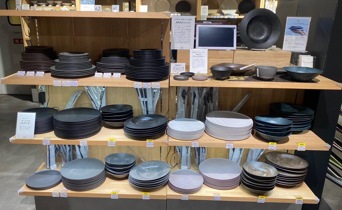 LOFT_SHIBUYA's tweet photo. ＼美味しいカタチの器／
👉ARAS (エイラス)
人気の器「ARAS」に
釉薬をオマージュした新色
「グレイズカラー」が登場しました✨
食洗器や電子レンジにも対応しており、
使い勝手も抜群です😉
1つ1つ色味の異なるグレイズカラーを
ぜひ店頭でご覧ください🩶

◇3階 https://t.co/RQBvmYU6XD