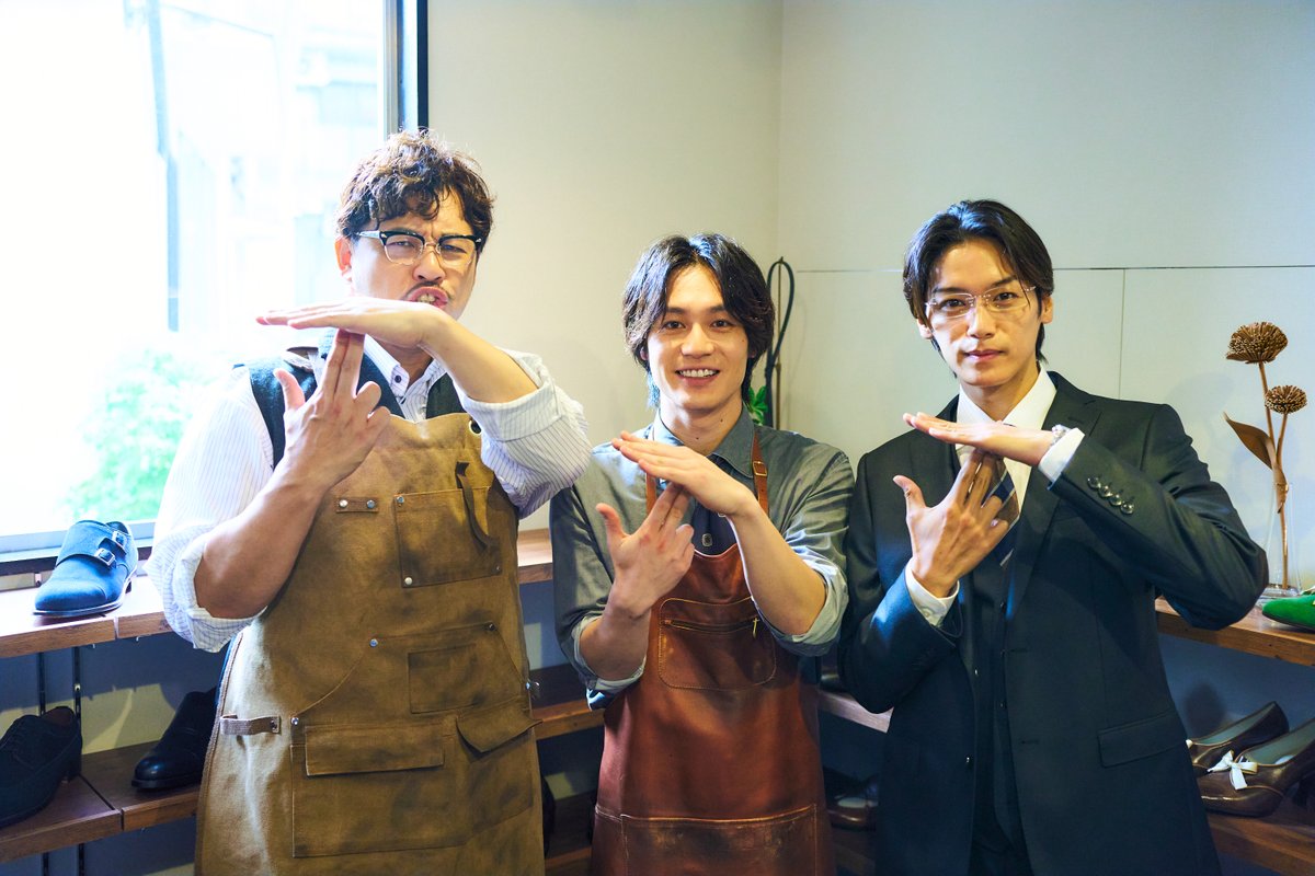 oshidoraEX's tweet photo. ✦ ・・────────── ・・✦　　
　　　#️⃣はだかんぼうたち👶
          　　　off shot📸
✦ ・・────────── ・・✦
⁡
鯖崎が働く靴工房「ならはし」での
3ショットをお届けします👞

鯖崎の師匠•奈良橋と、靴を注文しに来た石羽と
一緒���TJポーズ🐯

バリエーション豊富な
イケメン🪞✨が揃いました😍

TVerのお気に入り登録も
よろしくお願いします🔨
https://t.co/vhKoYbYR27
⁡
「はだかんぼうたち」
10月3日(土)よる11時スタート！
⁡
#松田元太
#髙木雄也
#平子祐希 （アルコ＆ピース）