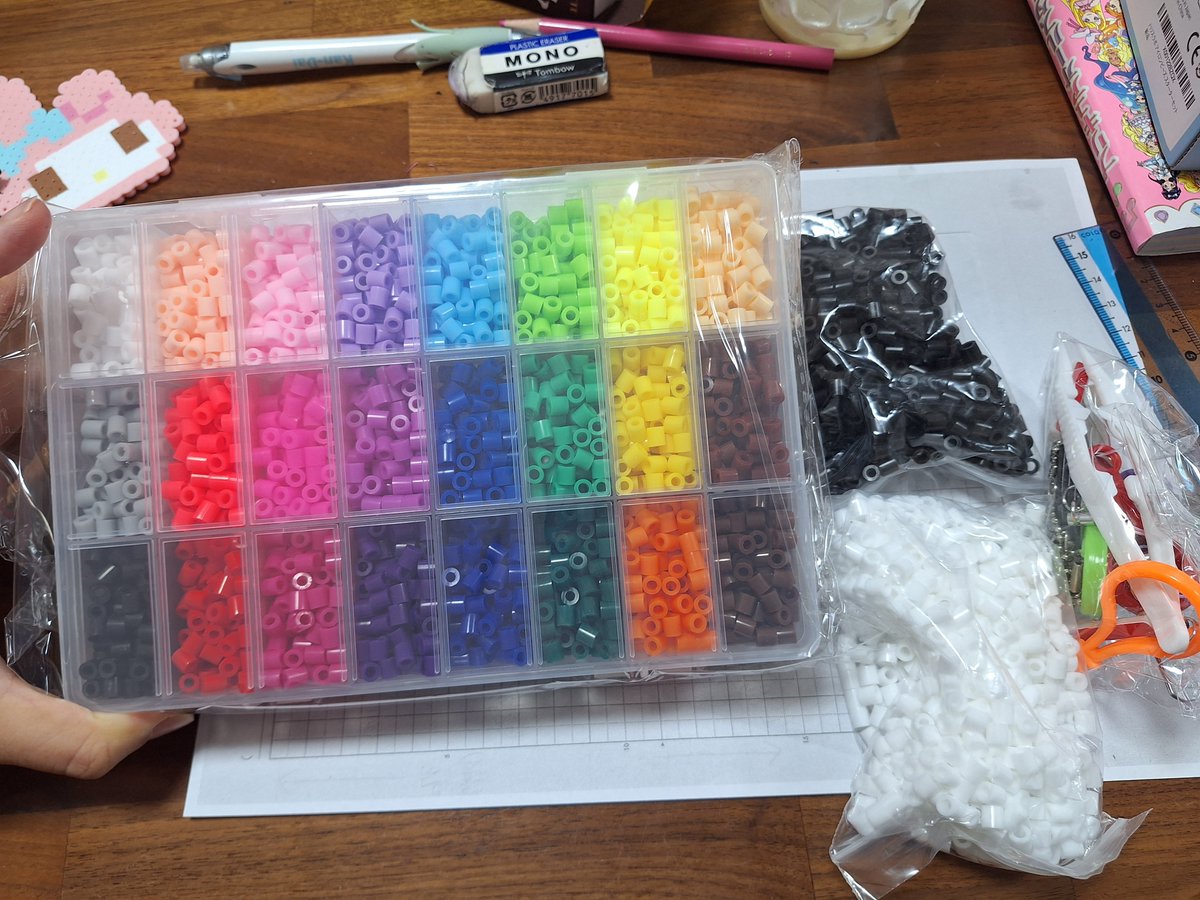 sajitter091's tweet photo. アイロンビーズ、基本セット届いた！
わーい、わたしが開けましたよ📦️笑
わたしがハマってるのでね笑
マイスウィートピアノちゃん🐑
図案なかったので自分で✏️
図案作成も楽しい。編み物みたいで🧶
こりゃめちゃ楽しい！ https://t.co/whegk9bmKx