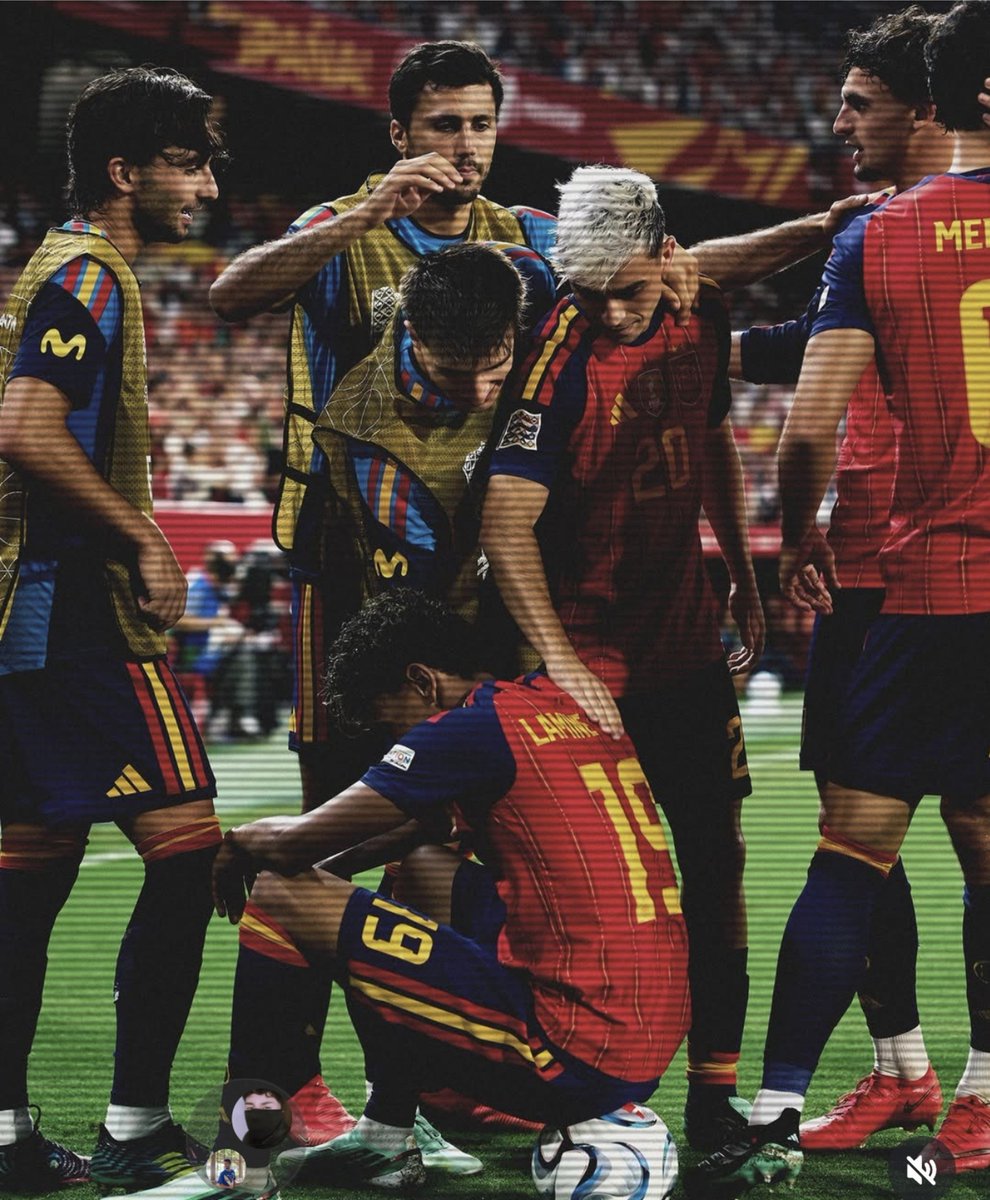 AmaroJonay's tweet photo. 📸 Ves esta foto y entiendes el éxito de este equipo.
🇪🇸 En la España de Luis de la Fuente, por encima de su juego o sus cifras, hay algo más meritorio.
🫂 Da igual si Rodri o Pedri son suplentes. Da igual quien es titular.
🥹 Nadie pone UNA MALA CARA: Definición de COLECTIVO https://t.co/nTi4H2xf9I