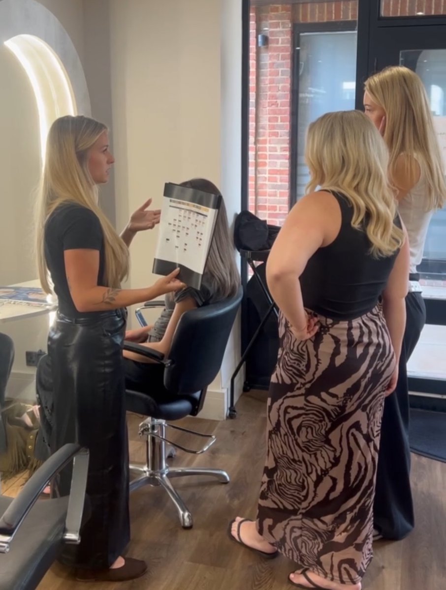 SEXYCANI9998's tweet photo. COLOREDUCATION

We’re always learning and perfecting our craft. Robyn from Redken guiding the team through the magic of Shades EQ. https://t.co/7cB8aiMEu0