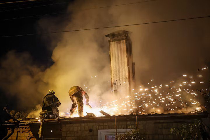 leonosta3's tweet photo. Officials report 3 people killed, including a child, and 7 injured in Kyiv and the surrounding region. Several homes, a store, warehouse and other infrastructure were damaged. https://t.co/68fdaWnHA8