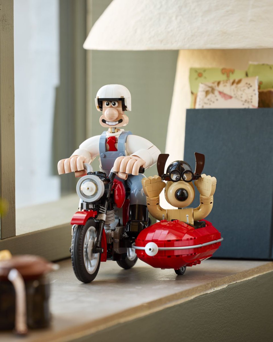 LEGO_Group_JP's tweet photo. 「今日もまた、冒険日和になりそうだ。」🚲💨

#ウォレスとグルミット が、あのレトロなバイクに乗って登場！

クラッカーや毛糸玉、バイクシートの下に隠されたダイヤモンドなどのアイテムも💎

10/1 発売
レゴアイデア Wallace &amp; Gromit 21371
🔗https://t.co/LzemyU42vH https://t.co/lSyiUBW91q