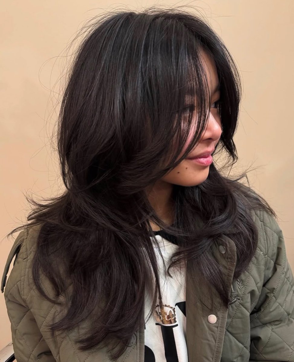 BerruAlakoc's tweet photo. Layers are trending! The hush cut adds bounce while maintaining length. Wear it styled or clip it up. Unlike mullets, shags, and wolf cuts, it keeps crown fullness with face-framing bangs and layers for movement. https://t.co/F4PtlcZiqE